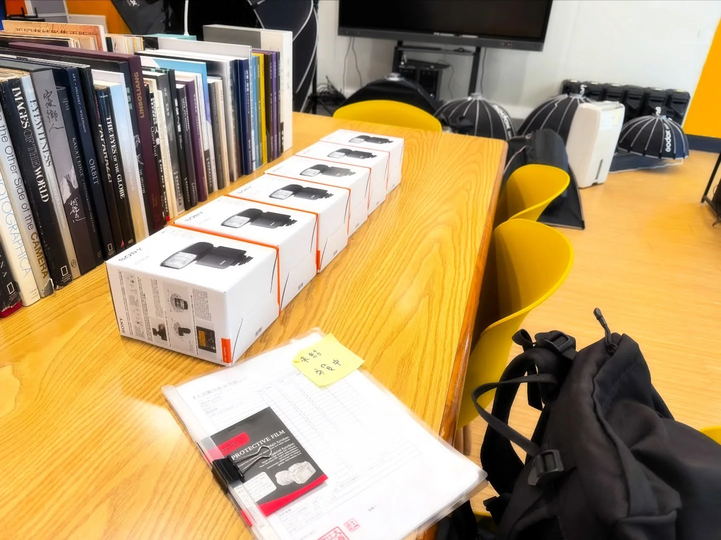 華梵大學攝影器材交付現場的設備包裝盒與點交資料