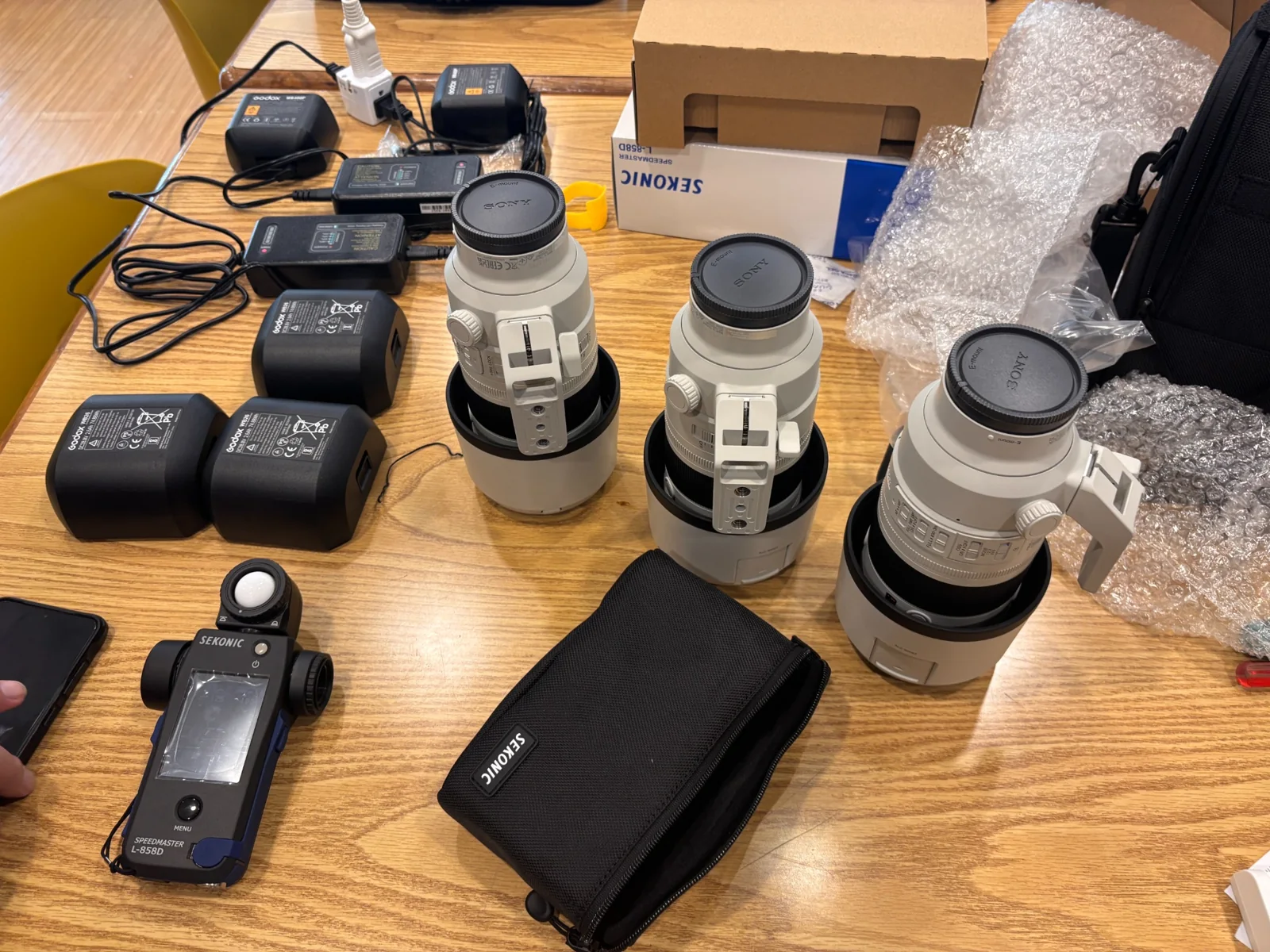 現場整理的 Sony 鏡頭、Godox 電池與 Sekonic 測光設備