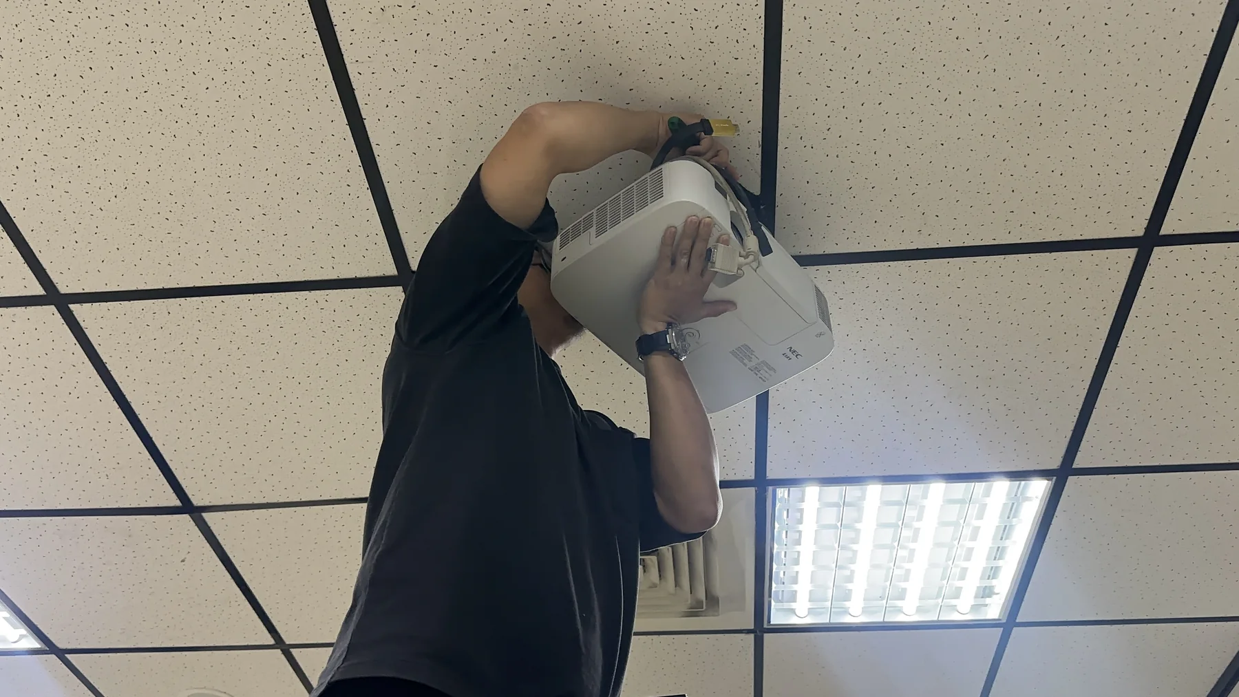 台南晨光教會|5,200 流明雷射投影機與 100 吋無邊框抗光幕升級 現場照片 4