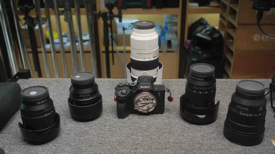 Sony A7R V 與多顆鏡頭配置
