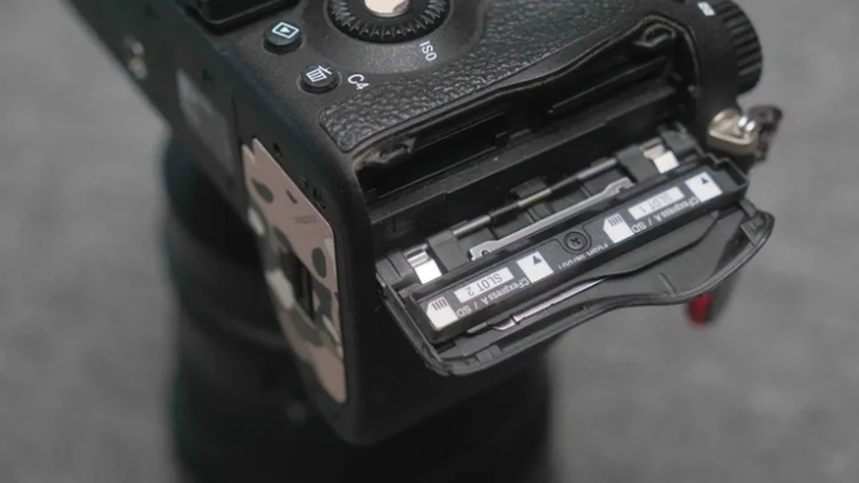 Sony A7R V 雙卡槽細節