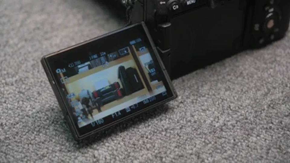 Sony A7R V 翻轉螢幕與機身操作畫面